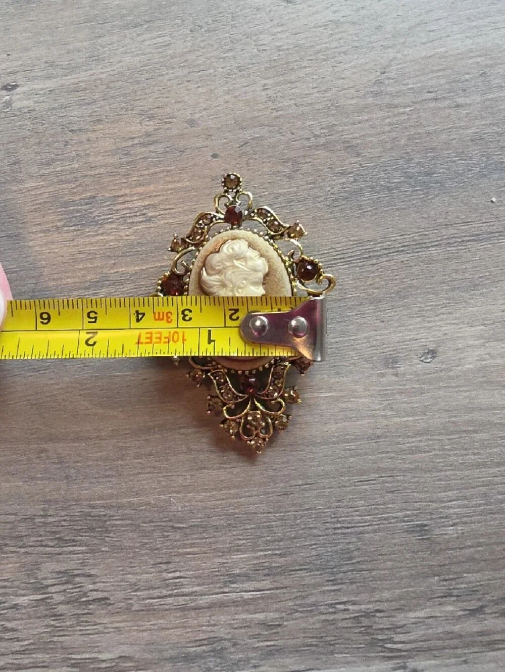 Vintage-Style Cameo Brooch – Gold Tone with Burgundy Accents